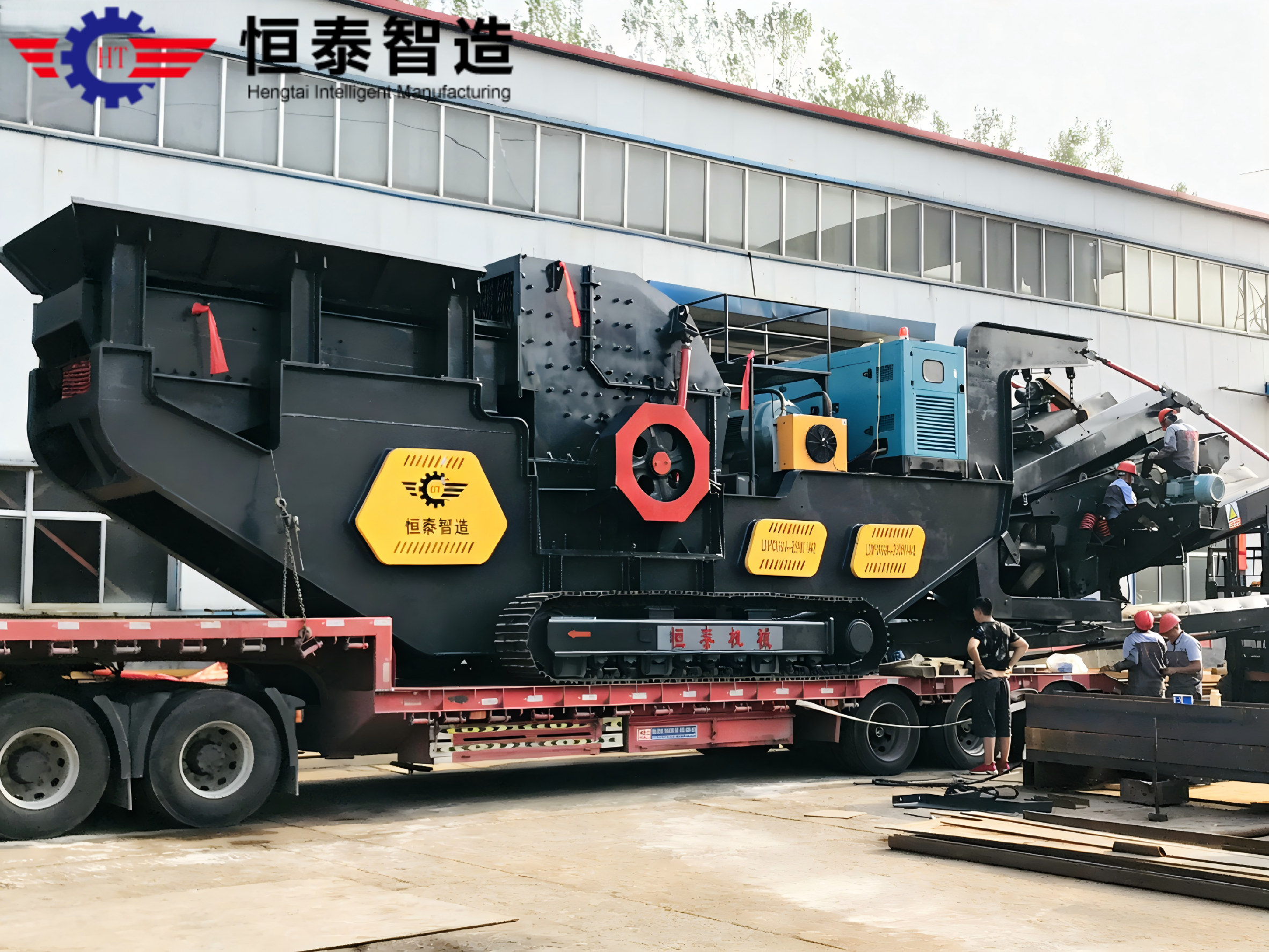 Self-propelled mobile track-mounted crusher factory delivery and mining site commission