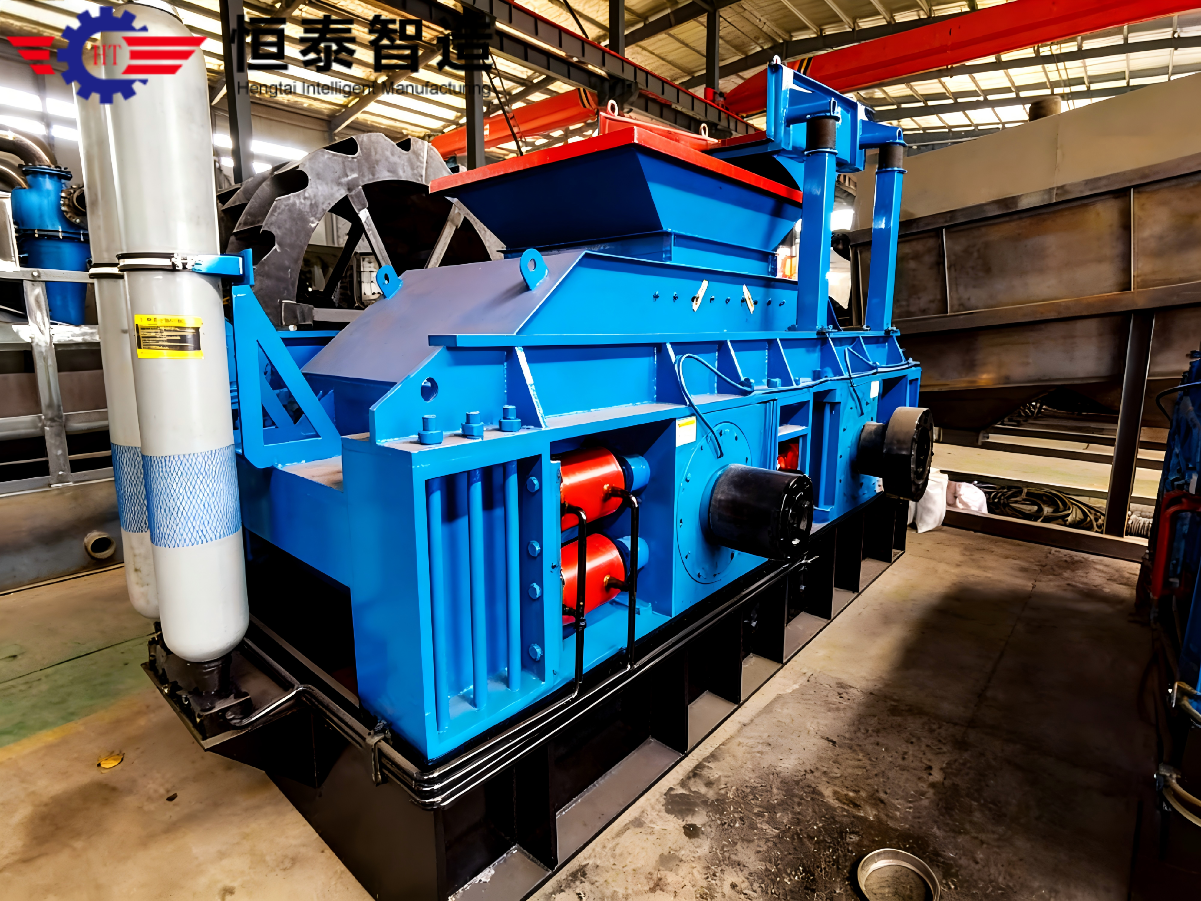 Double-roll sand making machine - Working scene