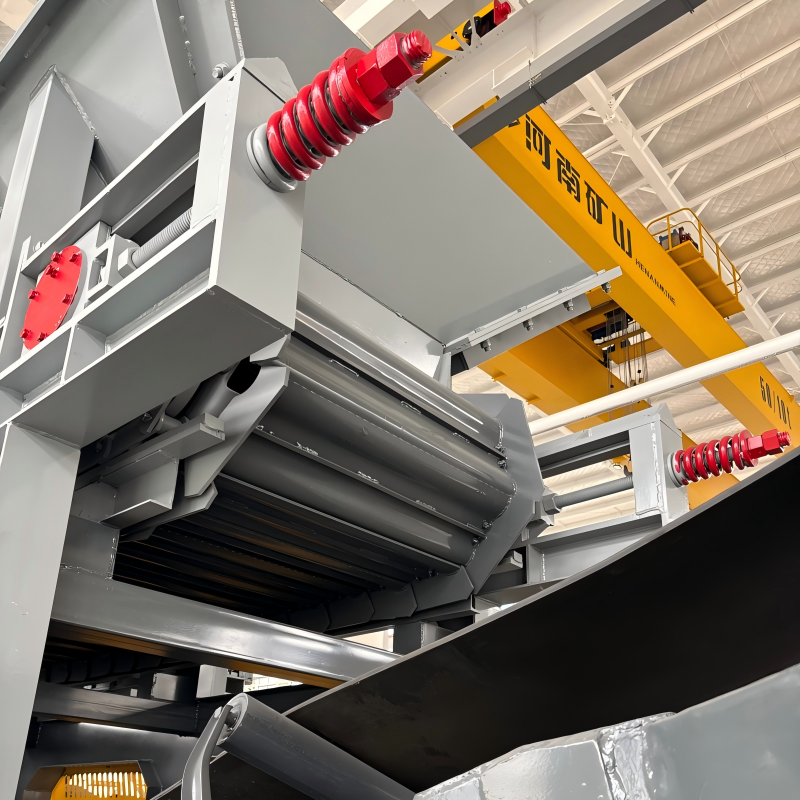Multi-stage linkage disc rollers and heavy-duty feeding hopper section